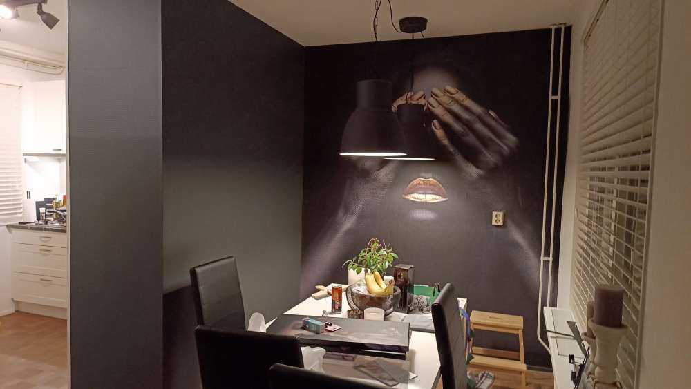 Donna con le mani davanti agli occhi