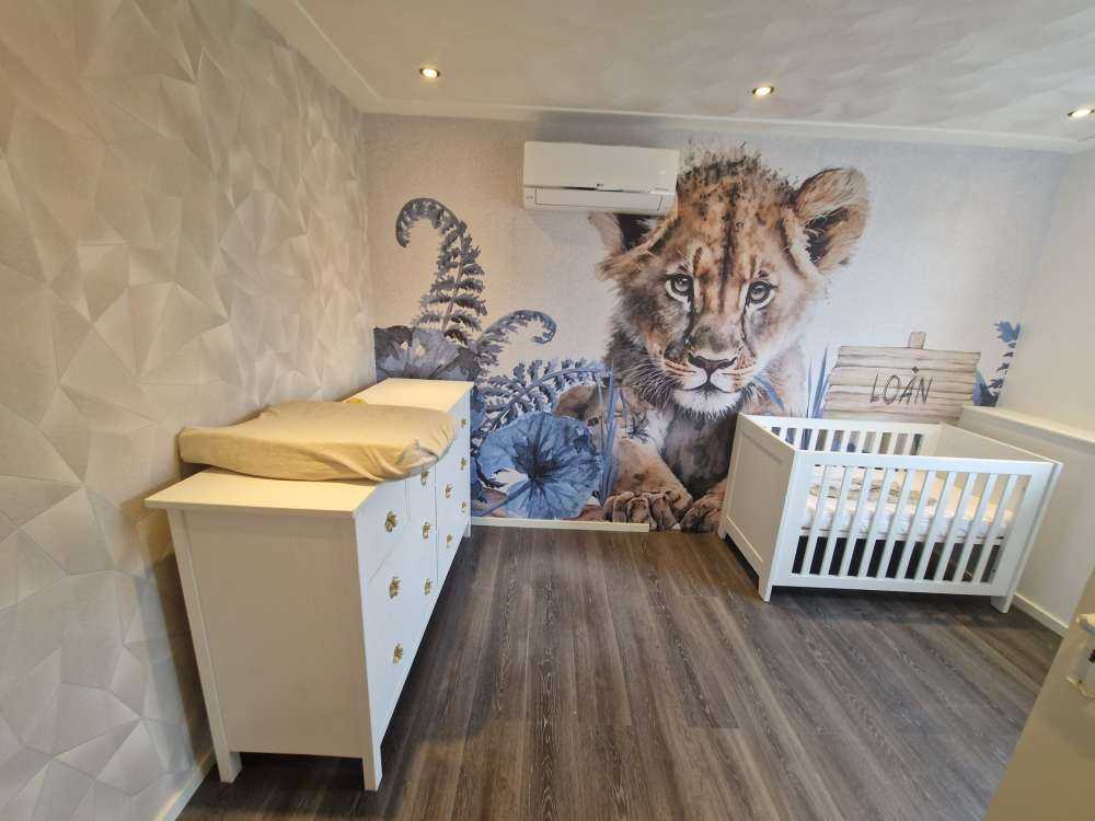 Giovane leone nella giungla blu