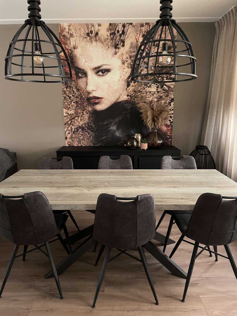 Donna e rami aggraziati