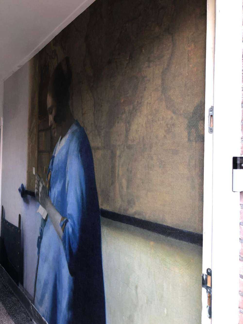 Donna che legge una lettera