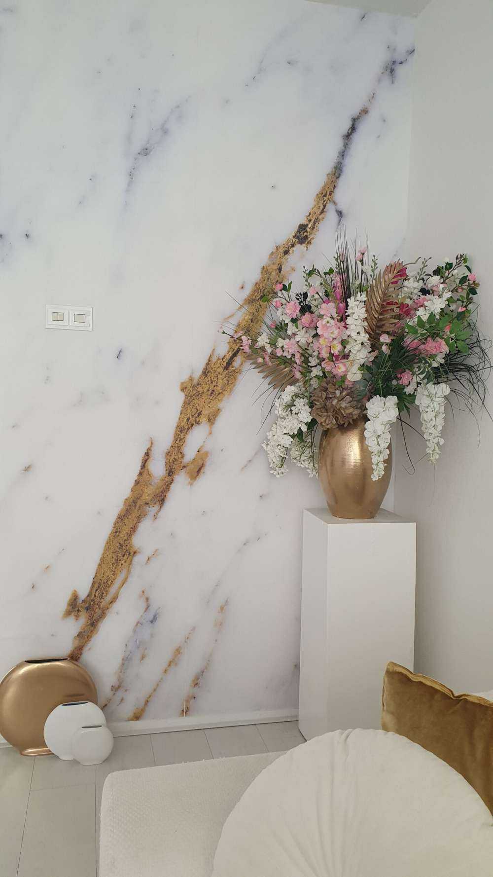 Marmo bianco con venature dorate