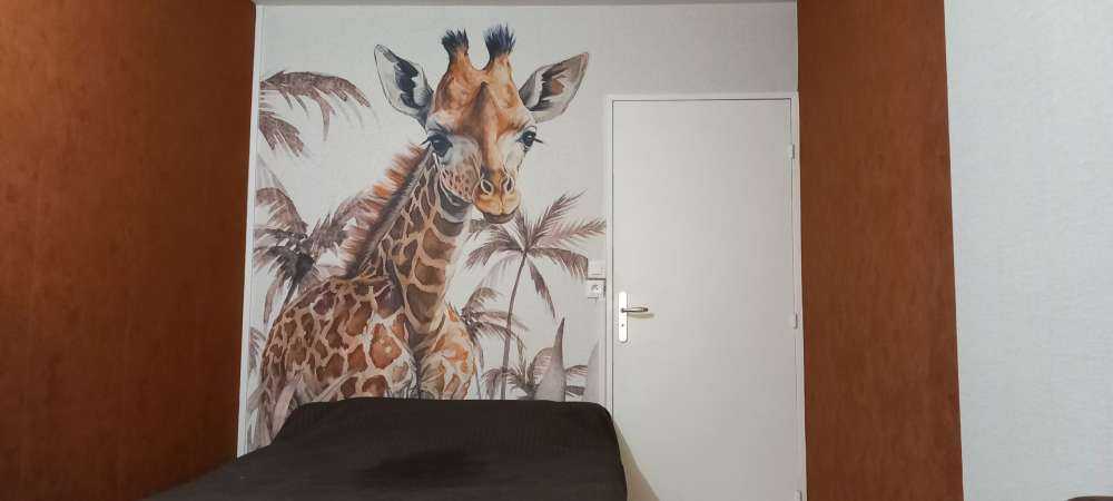 Baby giraffa nella giungla taupe