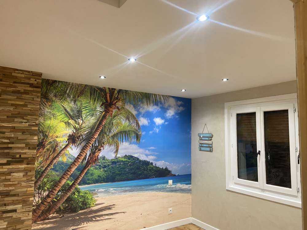 Bella spiaggia con palme