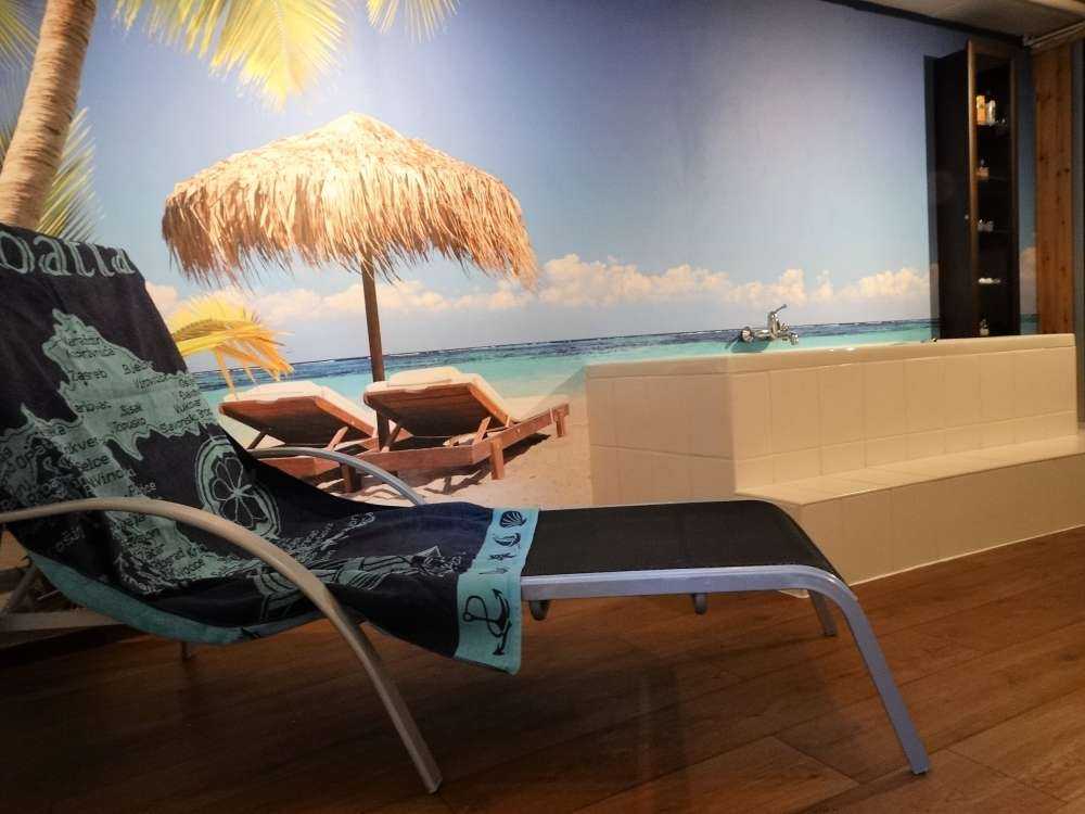 Sedie e ombrellone sulla spiaggia tropicale