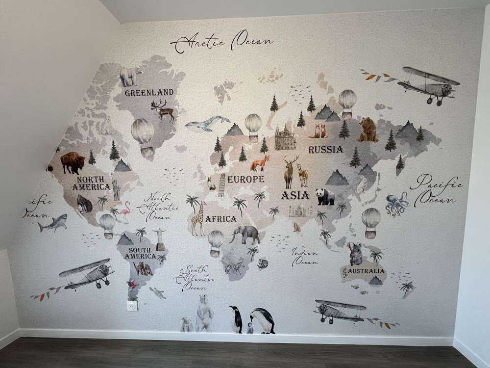 Mappa del mondo con diversi animali