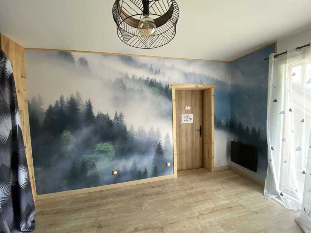 Foresta nebbiosa in montagna