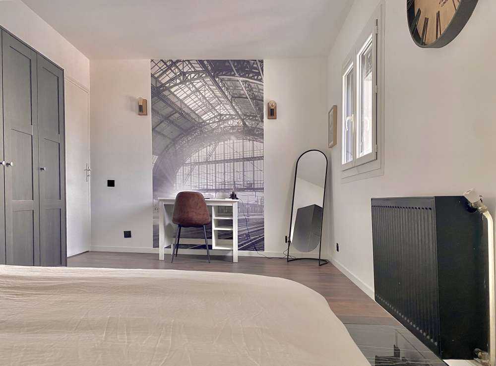 L'alba su una stazione in bianco e nero