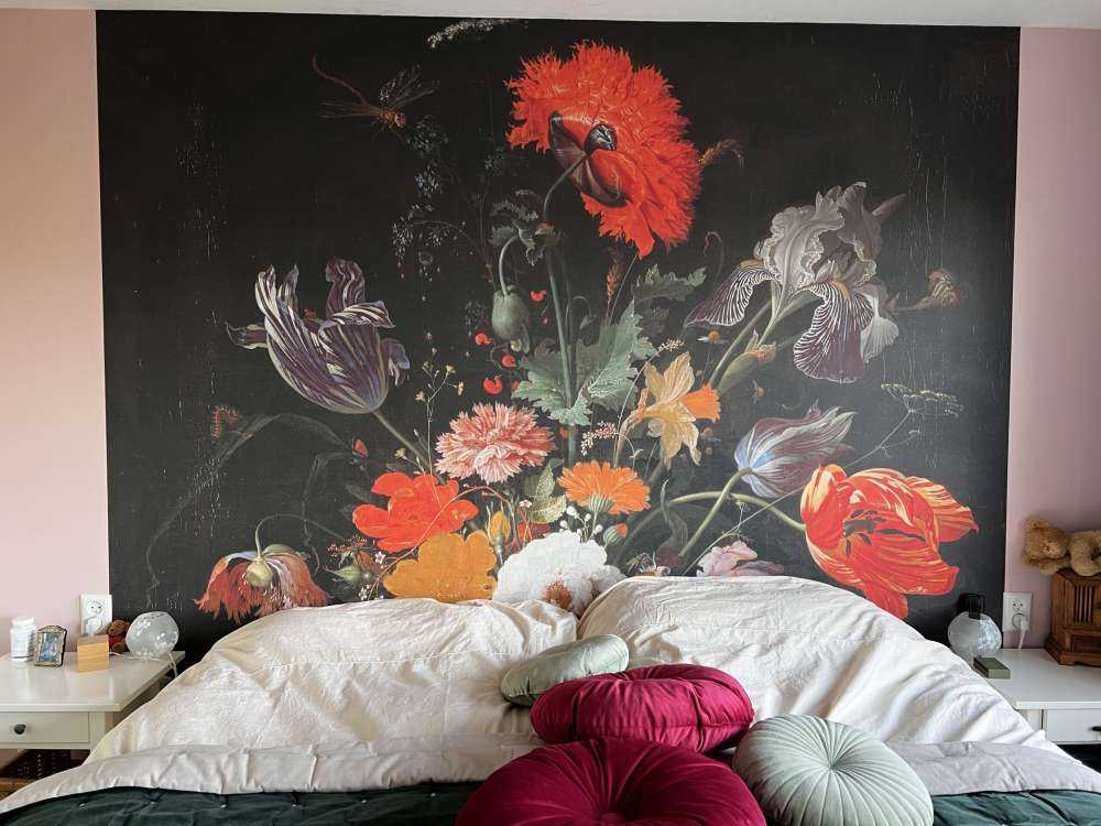 Natura morta con fiori e orologio