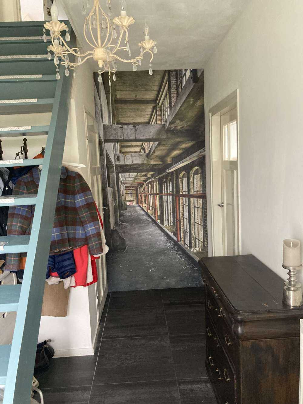 Passerella in un edificio abbandonato