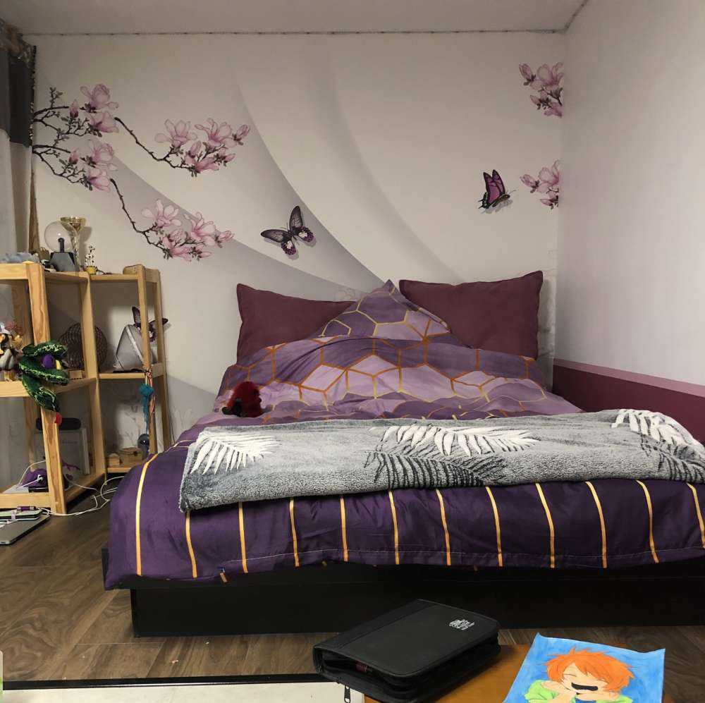 Fondo blanco 3D con flor decorativa