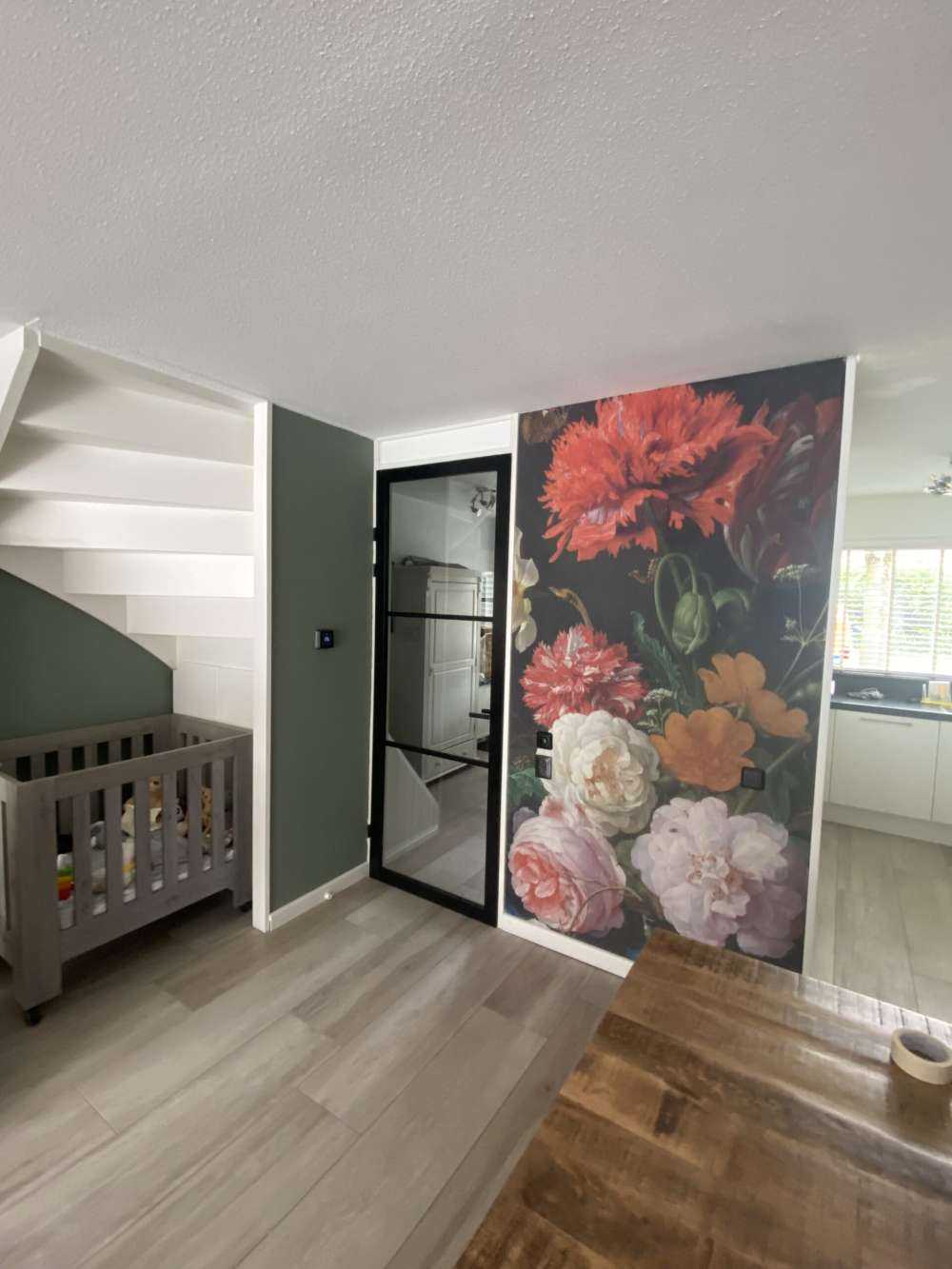 Natura morta con fiori in vaso di vetro