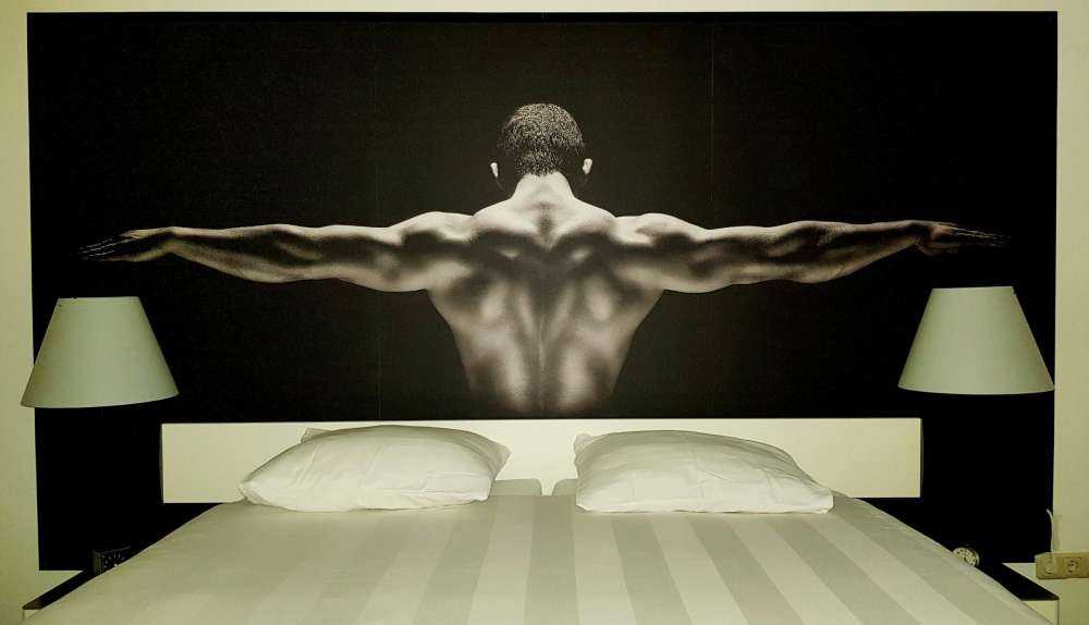 Uomo con le braccia tese