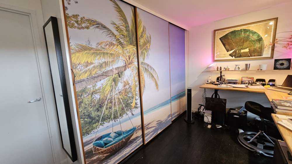 Spiaggia tropicale con altalena