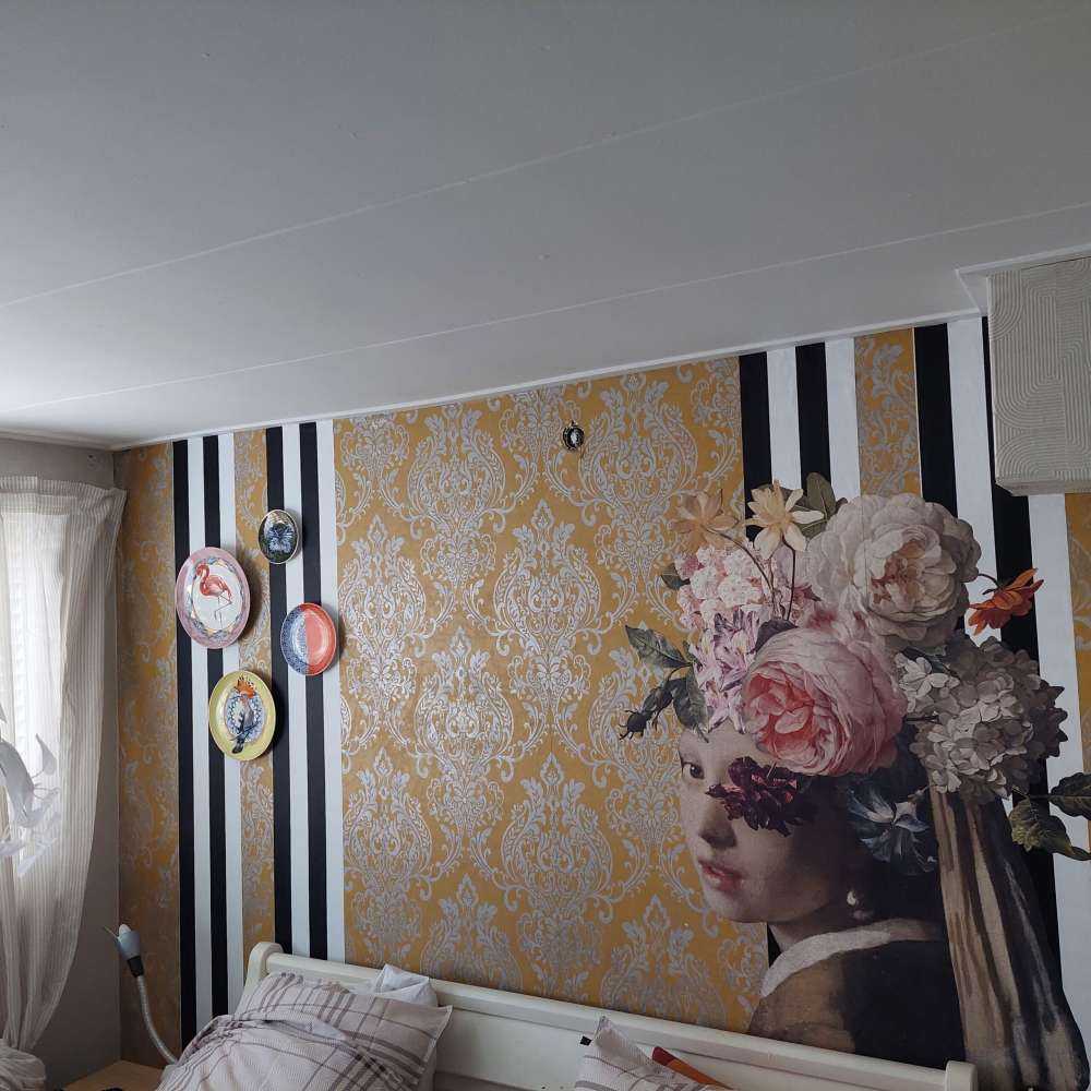 Ragazza con orecchino di perla - design floreale