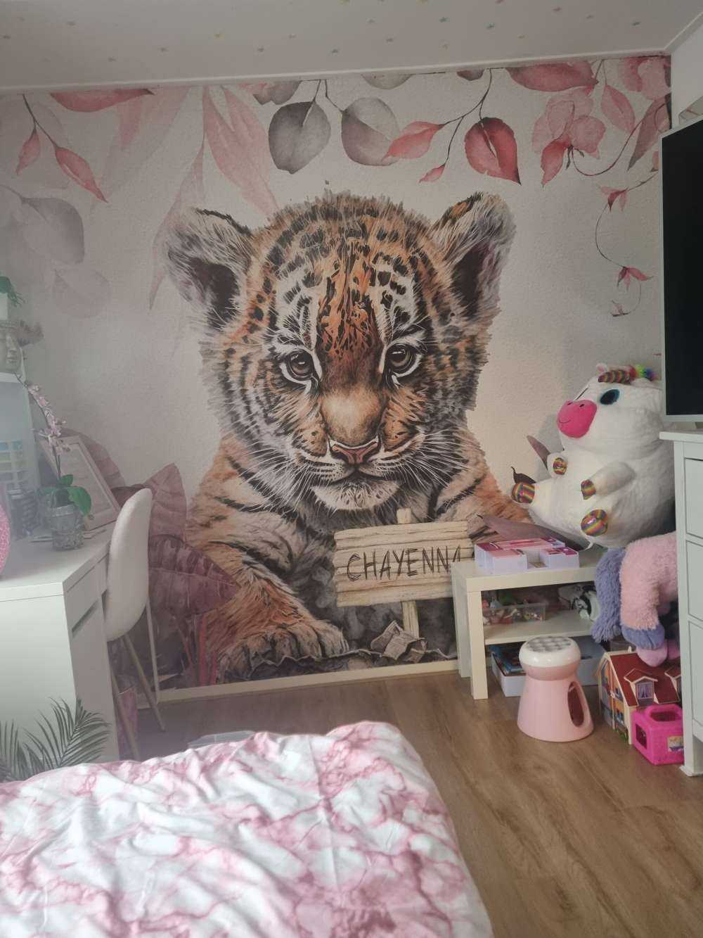 Tigre carina con piante rosa