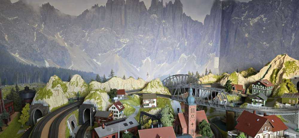 Montagne con alberi e nuvole