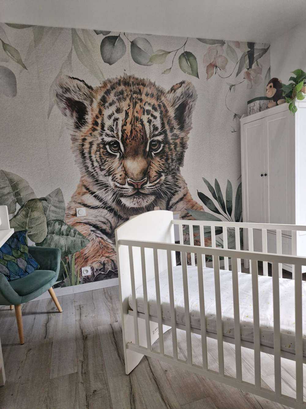 Simpatica tigre con piante