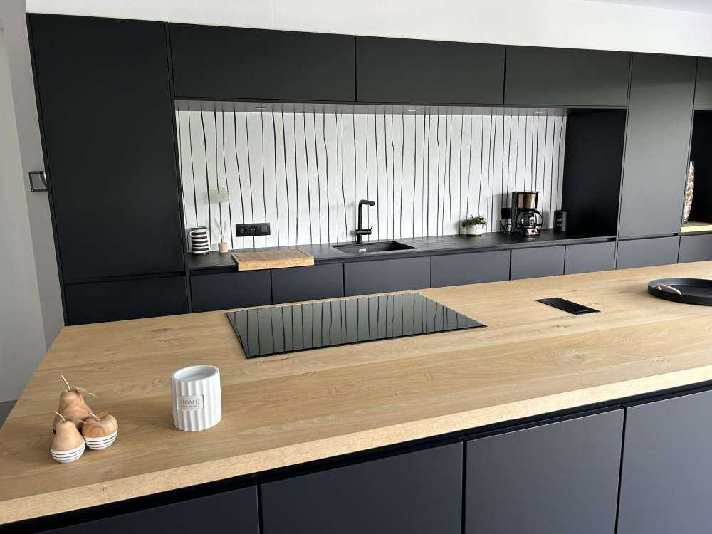 Linee astratte in bianco e nero