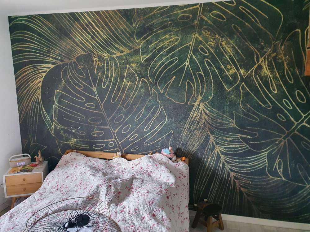 Struttura verde con foglie dorate