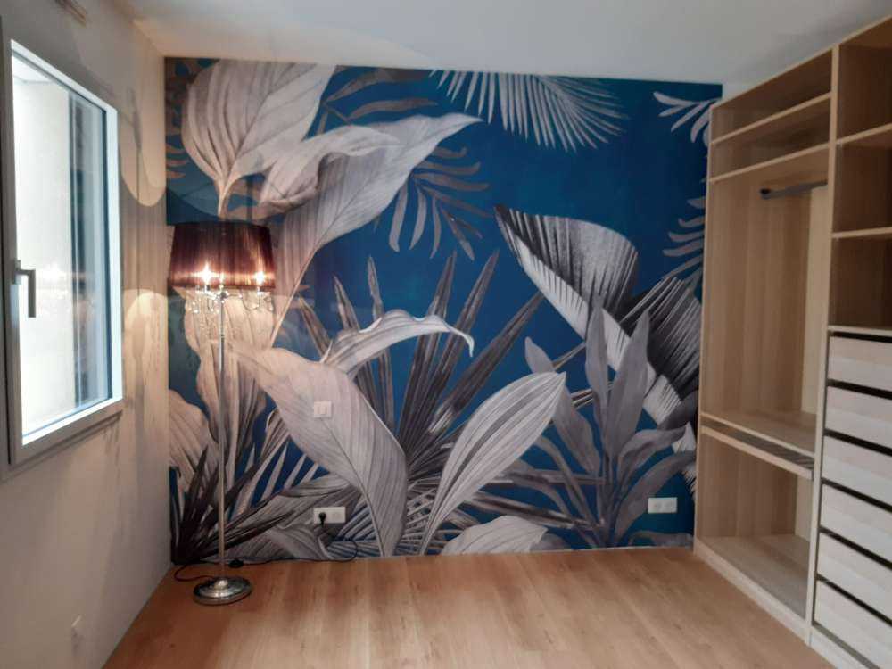 Foglie tropicali su sfondo blu