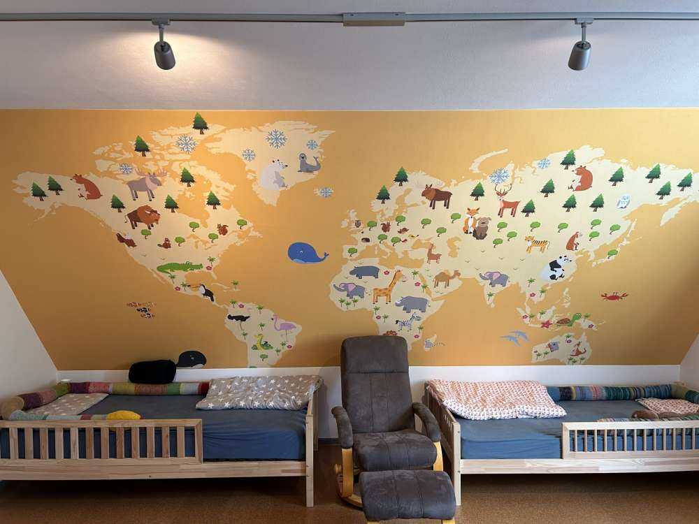 Mappa del mondo per bambini con sfondo giallo