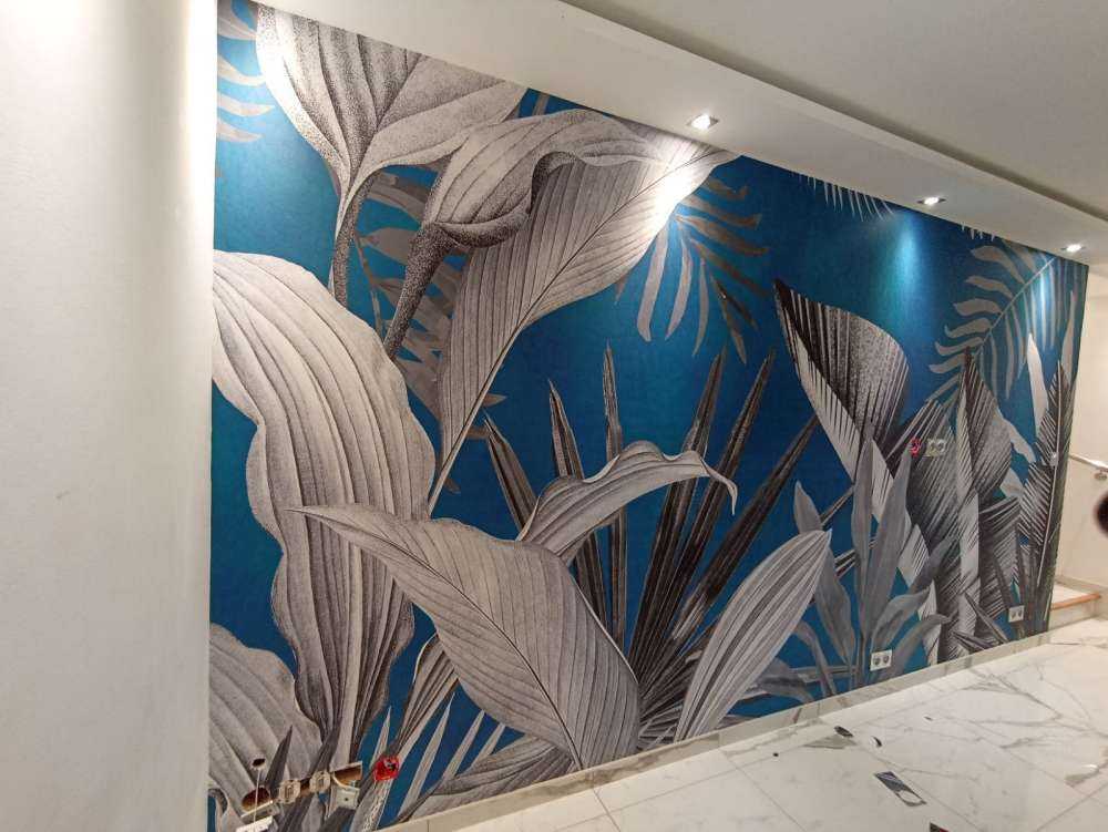 Foglie tropicali su sfondo blu