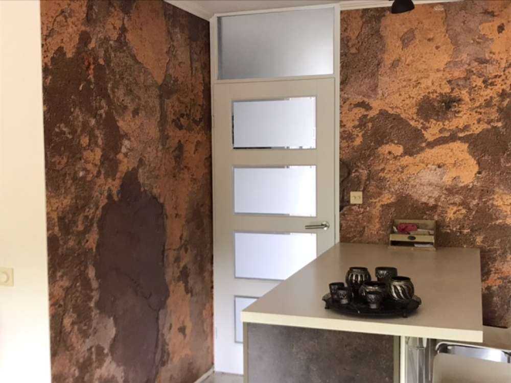 Vecchio muro con stucco giallo