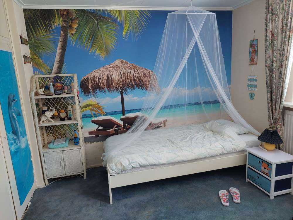 Sedie e ombrellone sulla spiaggia tropicale