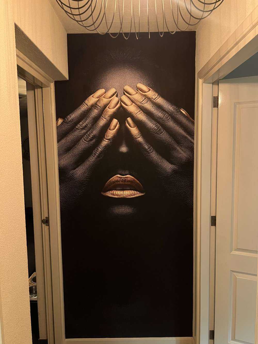 Donna con le mani davanti agli occhi