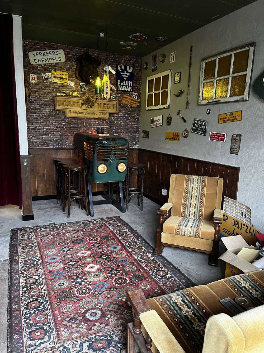 Vecchio muro di mattoni restaurato