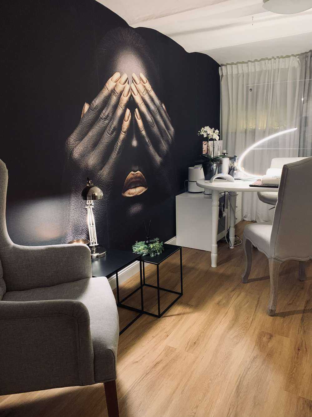 Donna con le mani davanti agli occhi