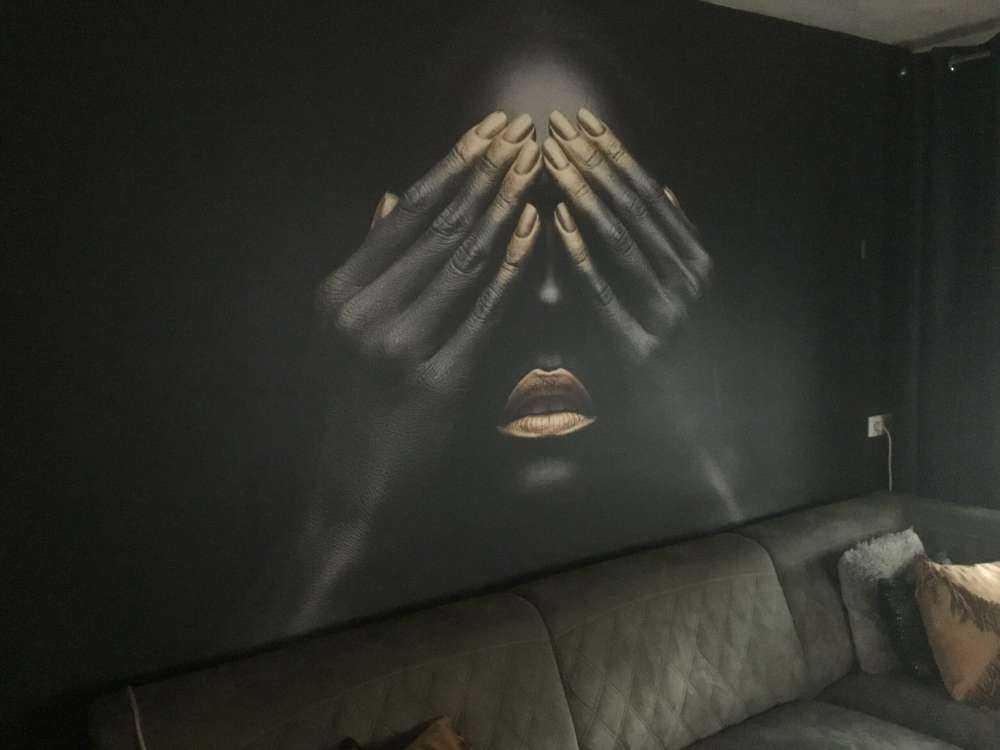 Donna con le mani davanti agli occhi