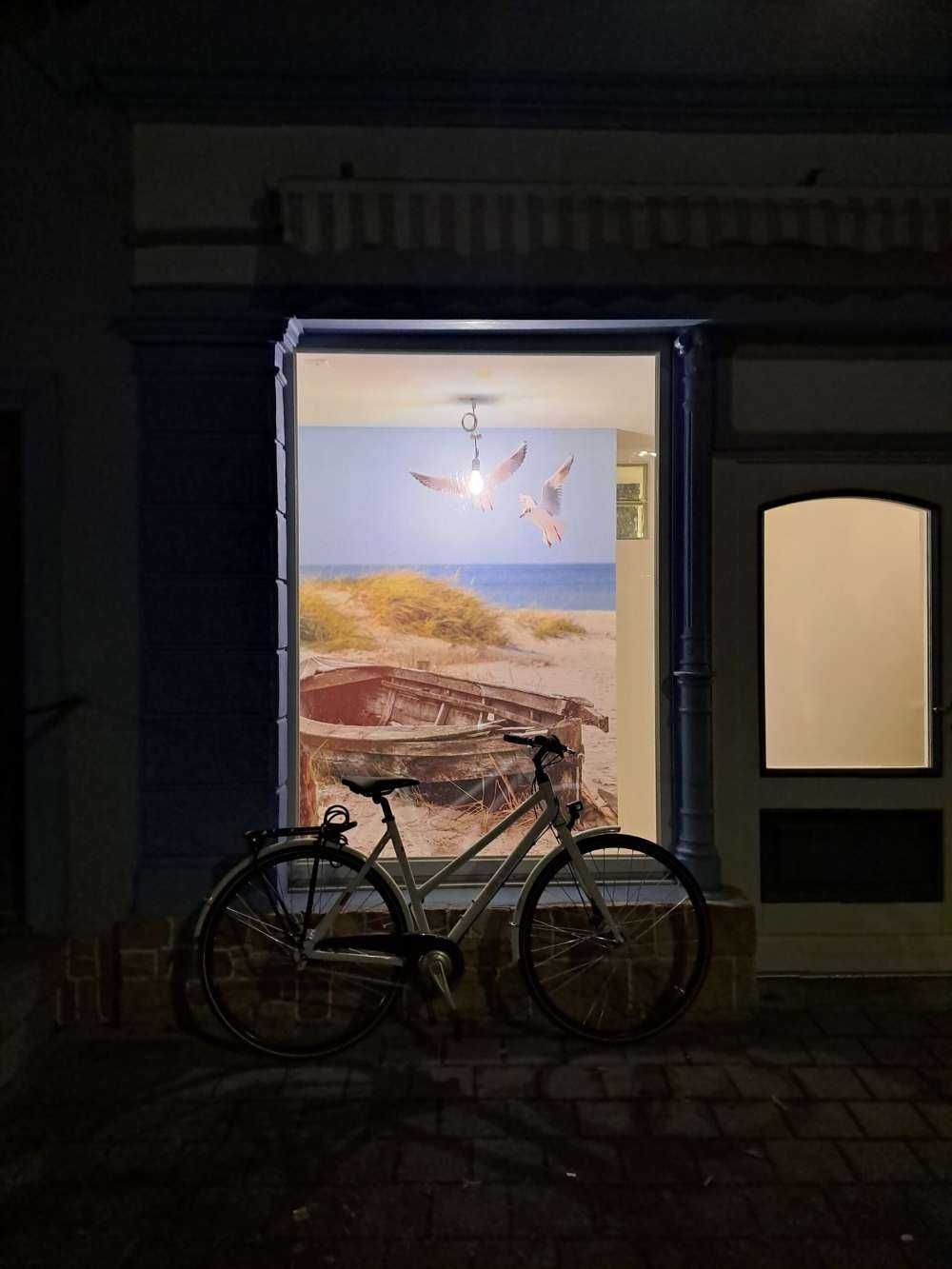 Vecchia barca da pesca, gabbiani, spiaggia e mare