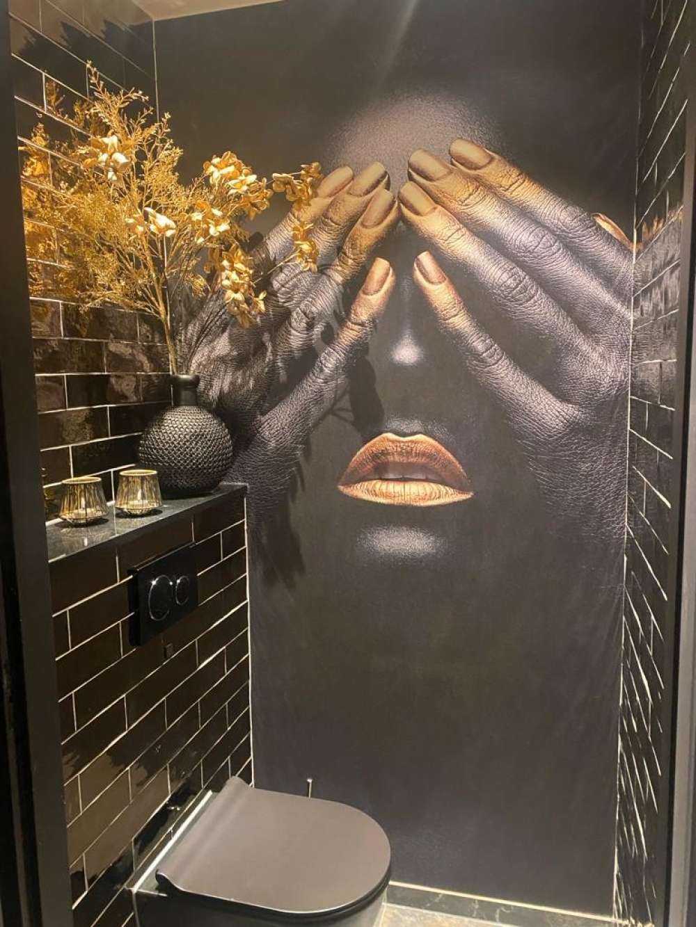 Donna con le mani davanti agli occhi