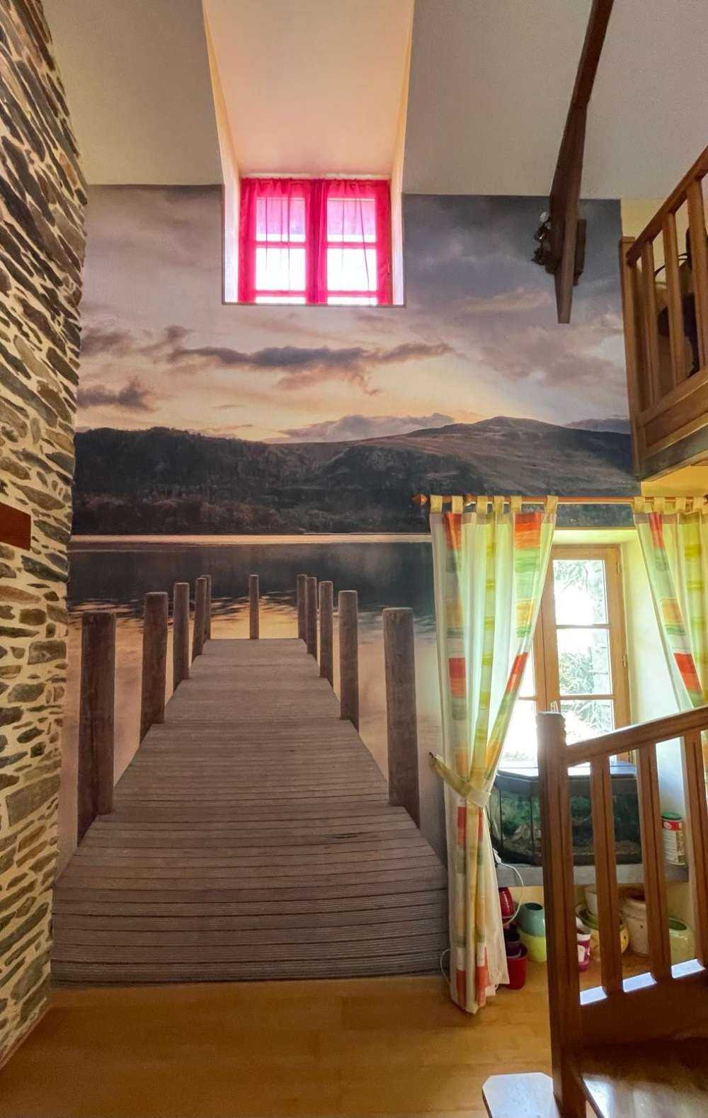 Molo di legno su un lago