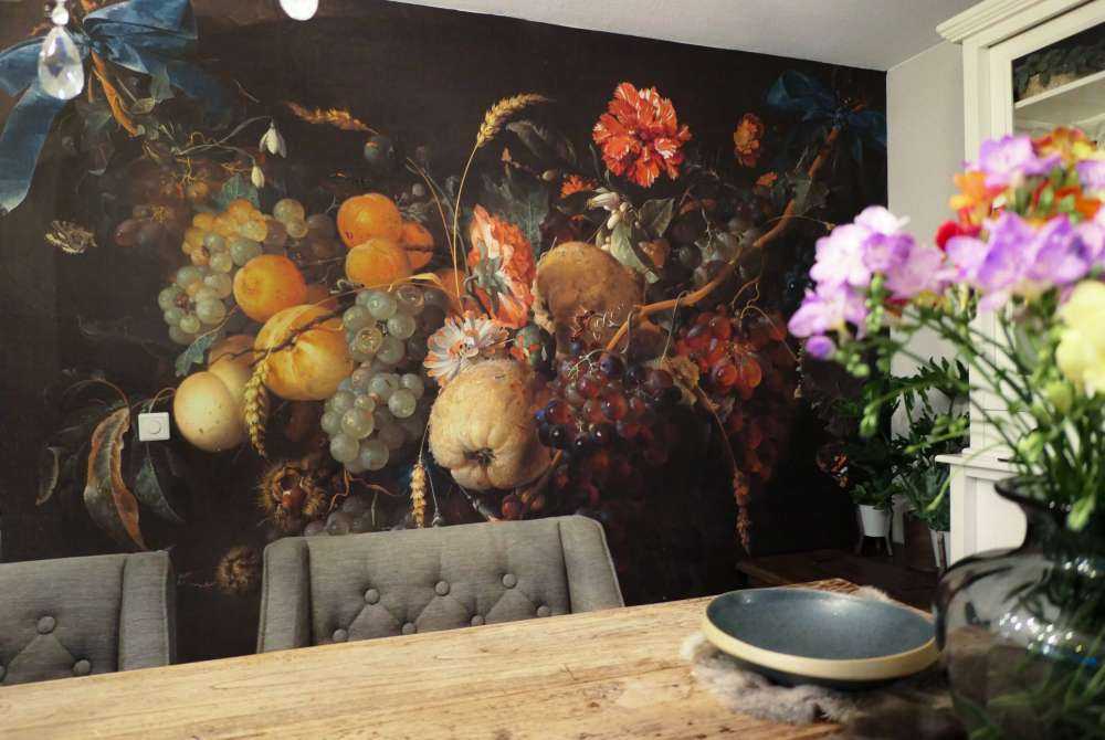 Ghirlanda di frutta con qualche fiore