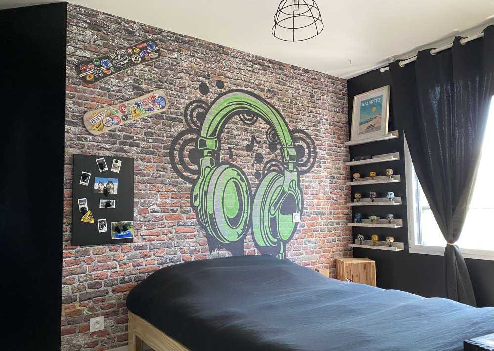 Graffiti su un vecchio muro di mattoni