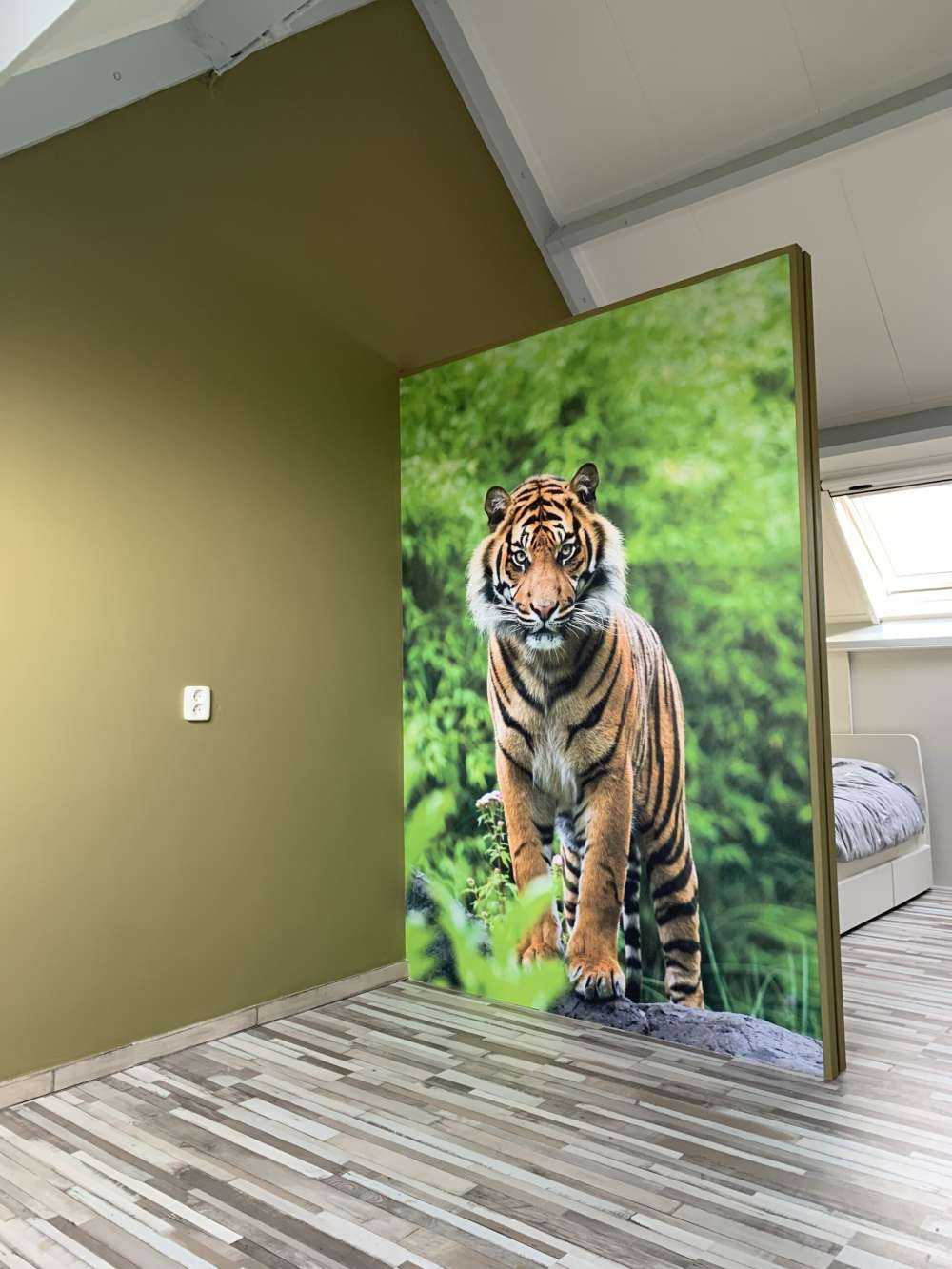 Tigre in piedi su una pietra