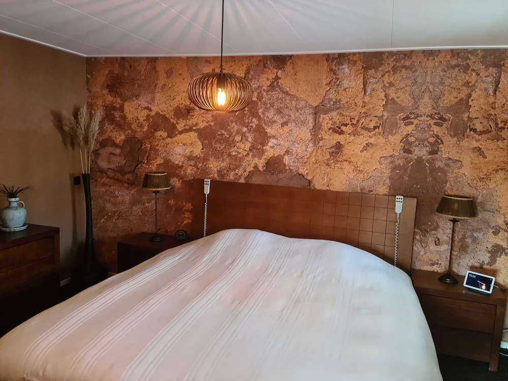 Vecchio muro con stucco giallo