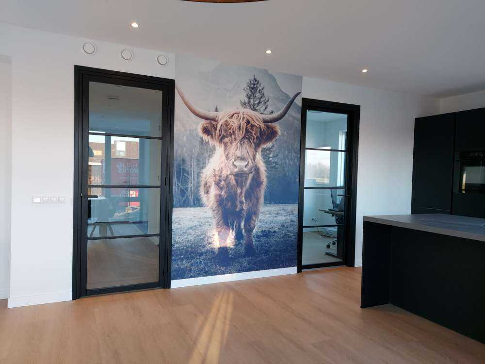 Highlander scozzese vicino alla foresta