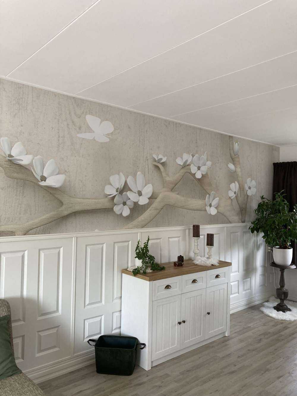 Rama con flores blancas sobre fondo de madera