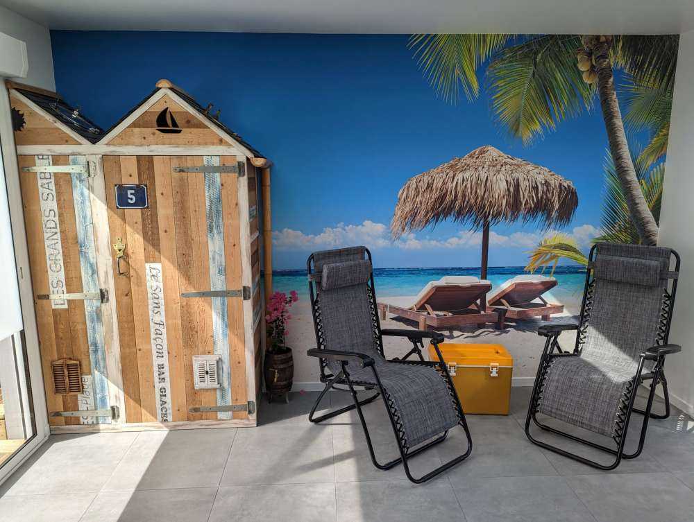 Sedie e ombrellone sulla spiaggia tropicale