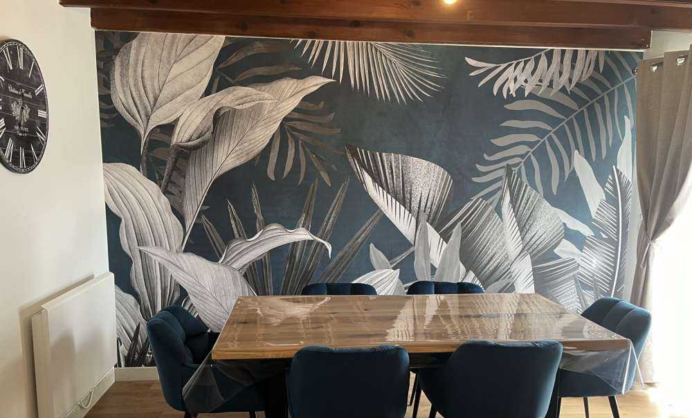 Foglie tropicali su sfondo blu