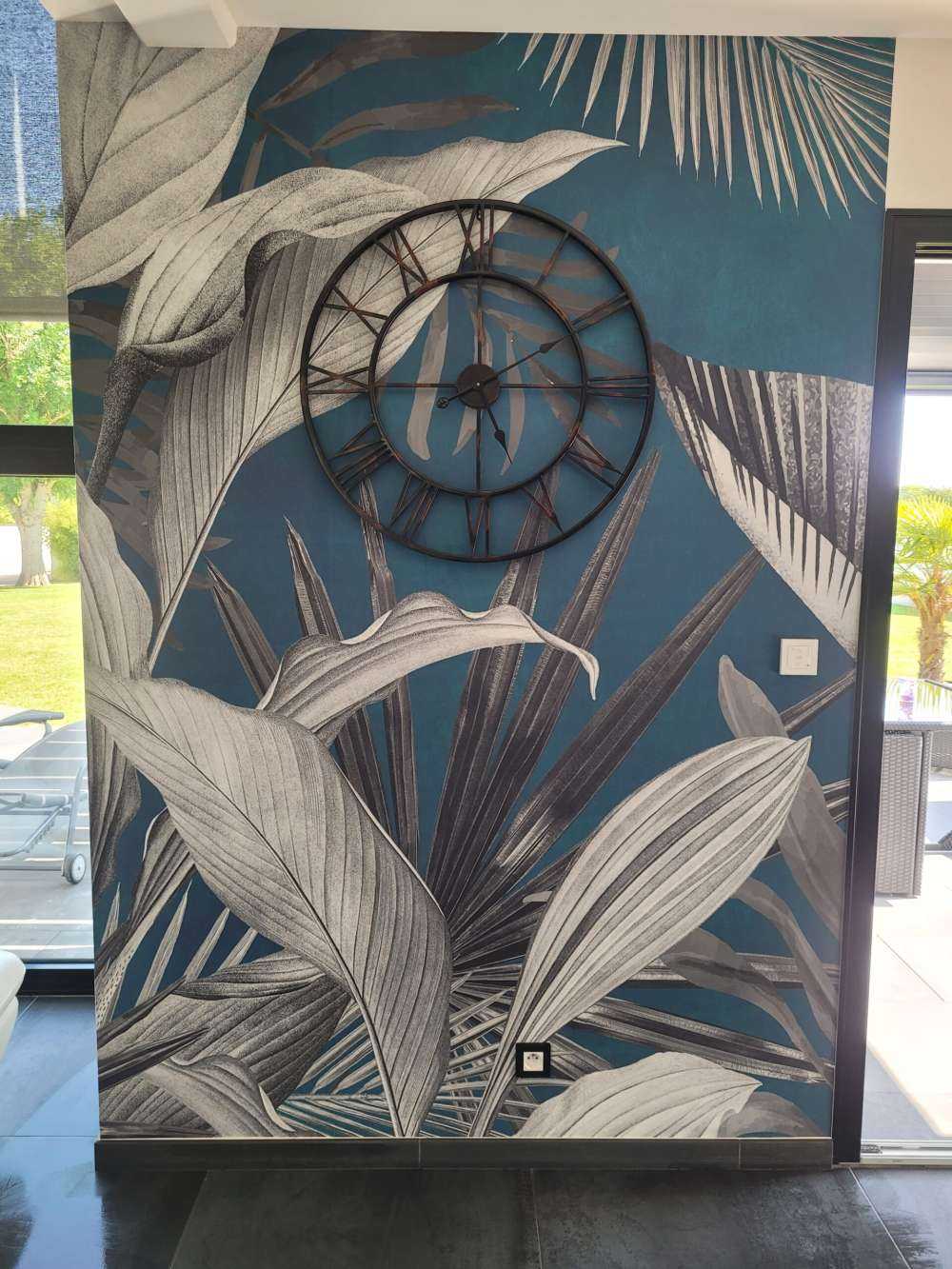 Foglie tropicali su sfondo blu