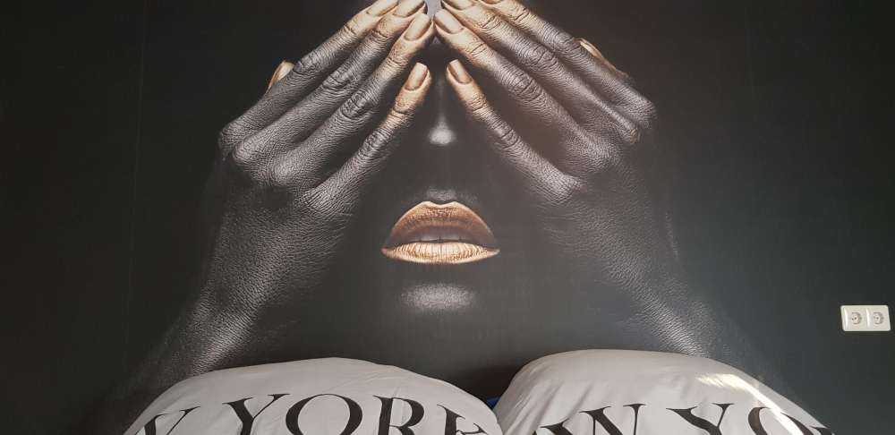 Donna con le mani davanti agli occhi