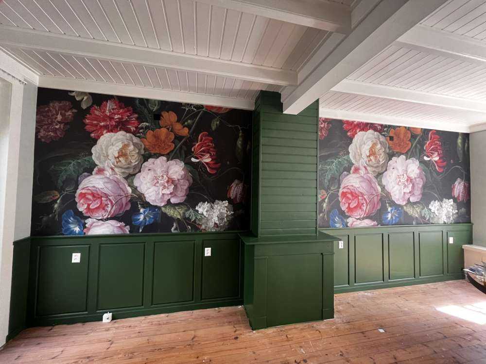 Natura morta con fiori in vaso di vetro