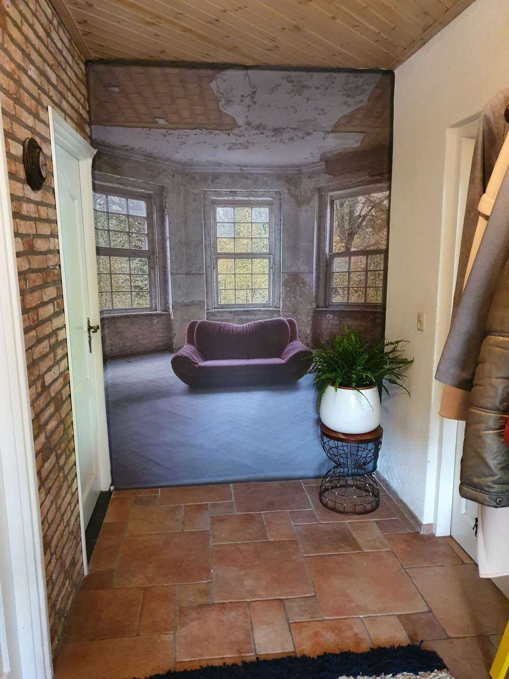 Panchina in una stanza abbandonata