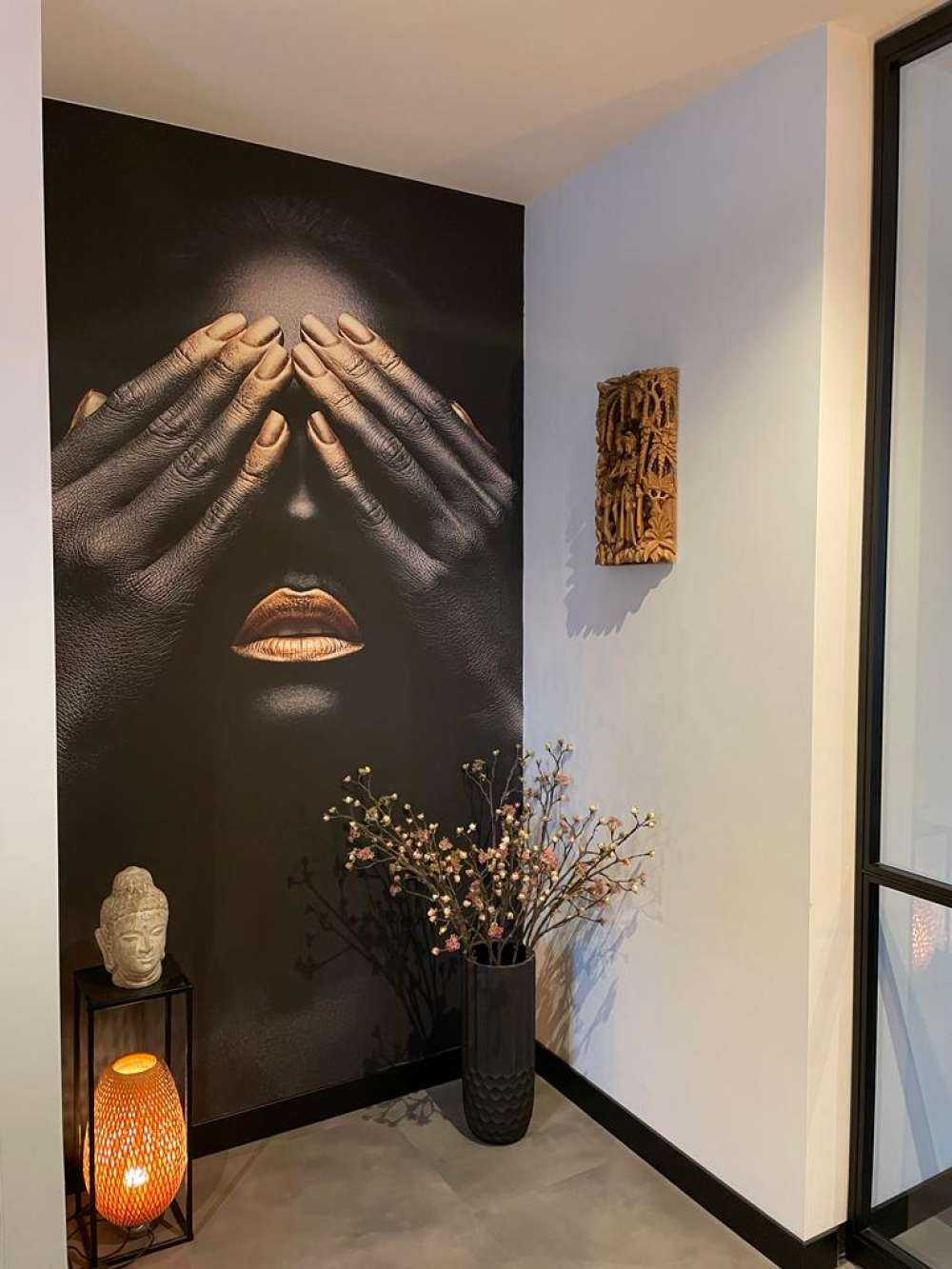 Donna con le mani davanti agli occhi