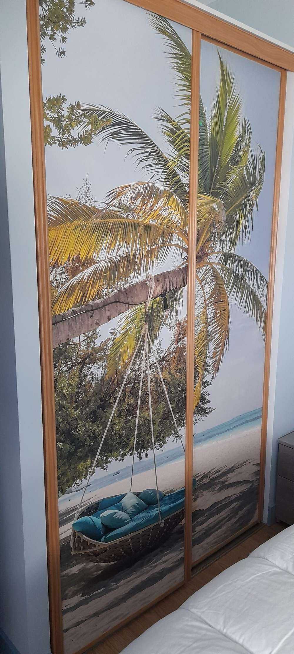 Spiaggia tropicale con altalena