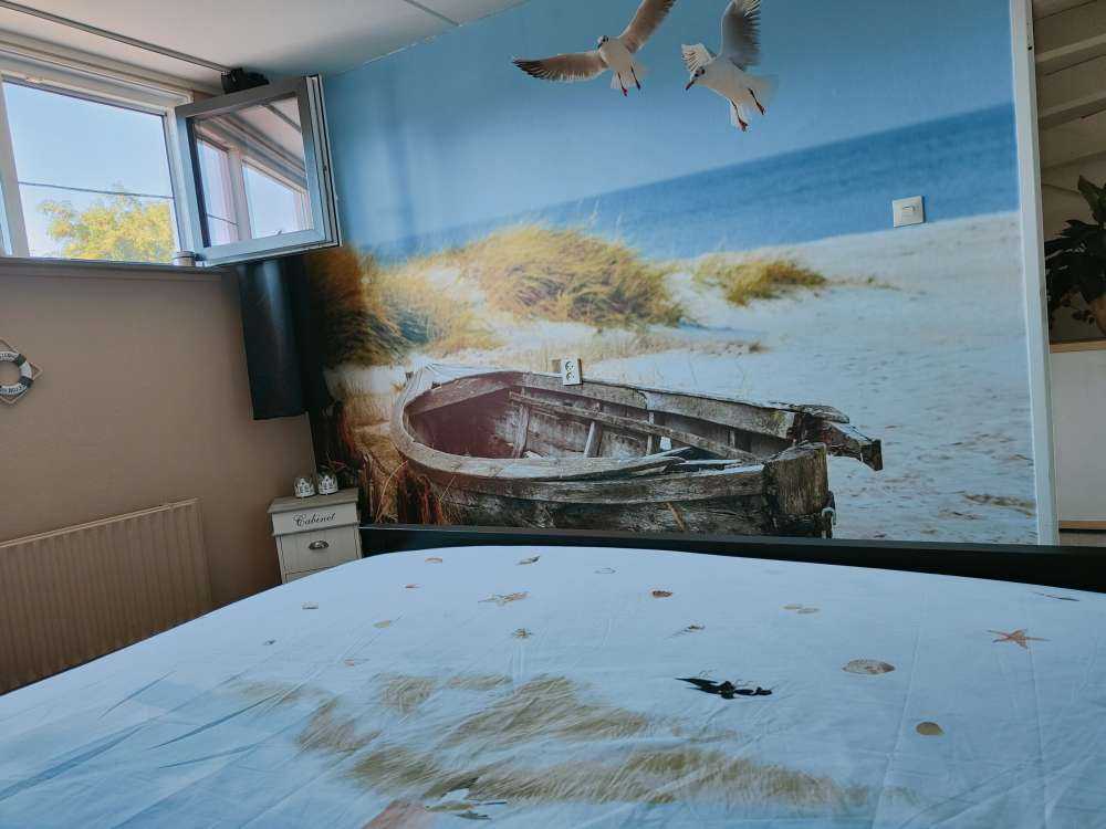 Vecchia barca da pesca, gabbiani, spiaggia e mare